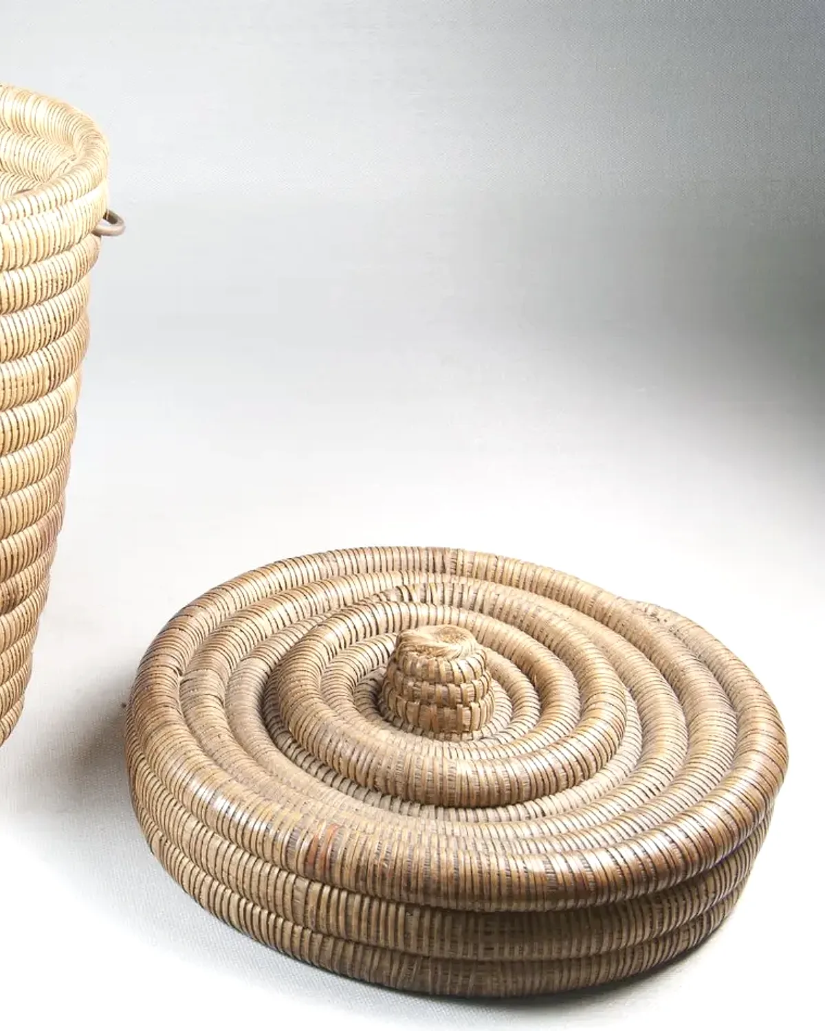 Lozi makenge basketry — Brooklyn Museum 22.1402a-b Coiled Covered Basket (2)